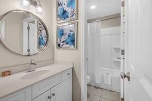 Combined shower/tub, towels