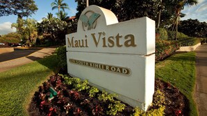 «Maui Vista» -nimikyltti, joka sijaitsee osoitteessa 2191 South Kihei Road. Kyltin ympärillä on hyvin hoidettua puutarhaa ja palmuja.