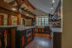 Fridge, microwave, oven, stovetop - South View Chalet! (Killington)