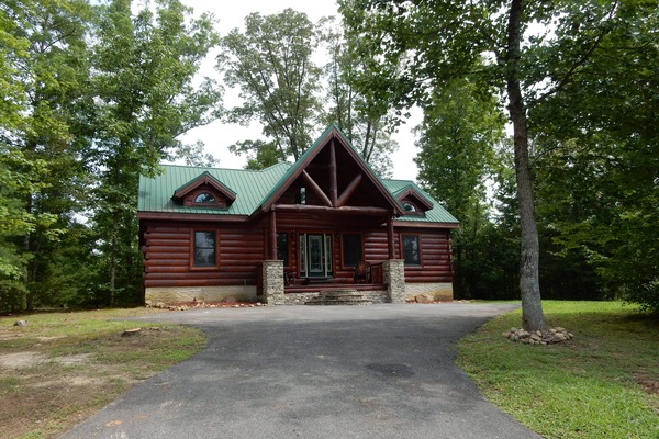 Welcome to Mountain Cove Hideaway located just 3.5 miles to the Parkway