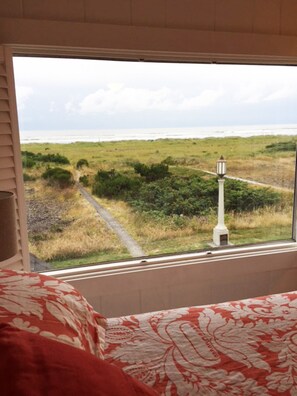 5 quartos, escrivaninha, ferros/tábuas de passar roupa, berço de viagem