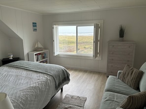 5 bedrooms, desk, iron/ironing board, travel crib
