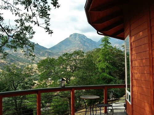 Sequoia View Yurt Round House ~ Couple’s Romantic Retreat ~ 2 Miles to Sequoia