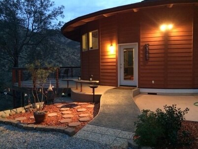Sequoia View Yurt Round House ~ Couple’s Romantic Retreat ~ 2 Miles to Sequoia
