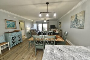 Kylskåp, mikrovågsugn, ugn och spishäll