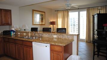 Jääkaappi, mikroaaltouuni, uuni, liesi