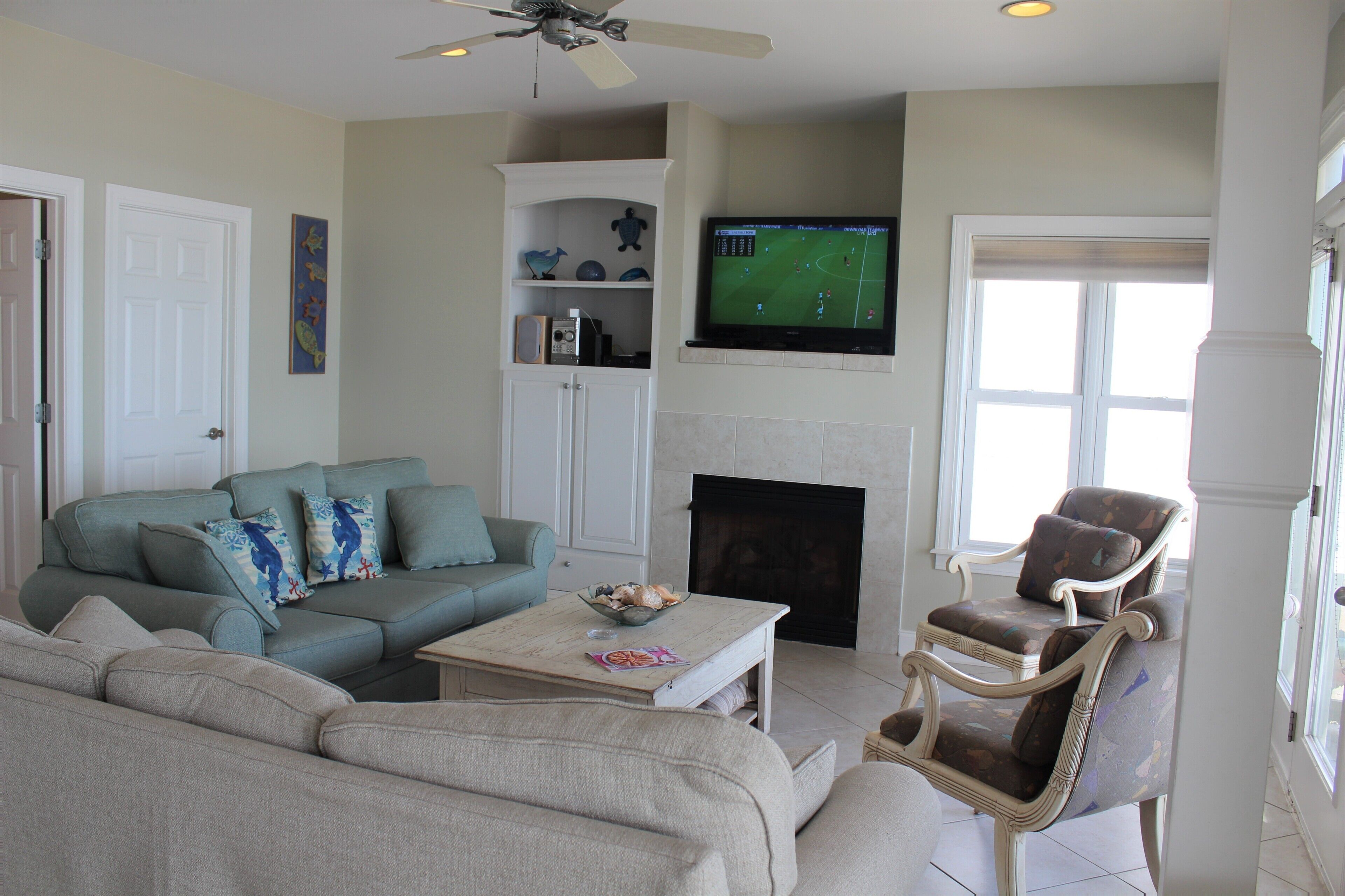 Een televisie, een dvd-speler, boeken en een filmbibliotheek