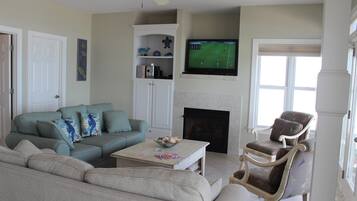 Een televisie, een dvd-speler, boeken en een filmbibliotheek