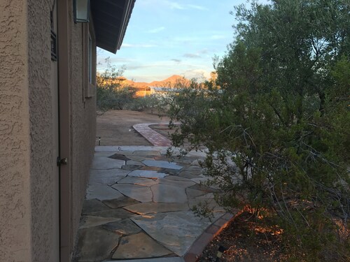 A couples retreat, hiking trails, horse boarding  available, Desert Hills.