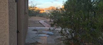 A couples retreat, hiking trails, horse boarding available, Desert Hills.