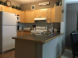 Réfrigérateur, four à micro-ondes, un four, surface de cuisson