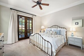 6 bedrooms, desk, iron/ironing board, WiFi (free) - Gorgeous lakefront home with infinity pool, pickleball court, stunning lake view (Dawsonville)