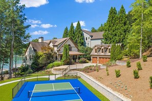 Sport court - Gorgeous lakefront home with infinity pool, pickleball court, stunning lake view (Dawsonville)