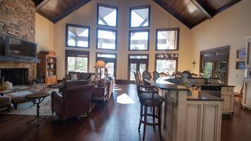 Smart TV, chimenea, reproductor de DVD, mesa de ping pong