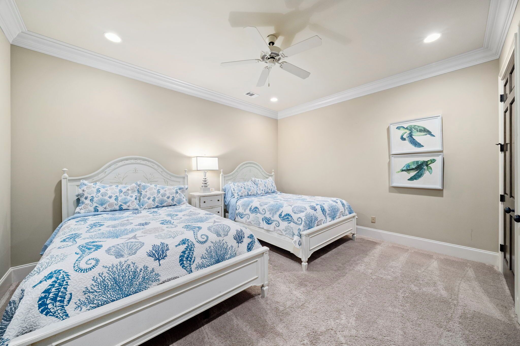 6 bedrooms, desk, iron/ironing board, WiFi (free)