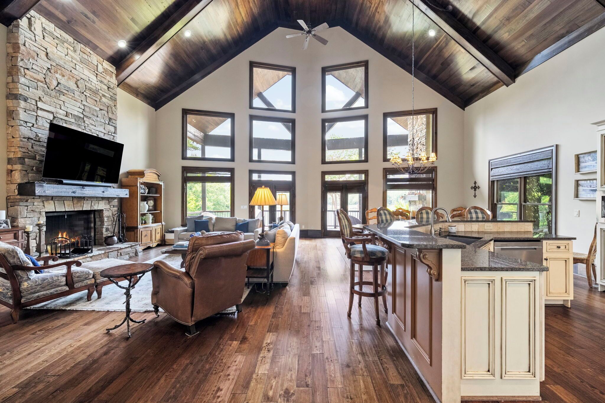 Smart TV, fireplace, DVD player, ping pong