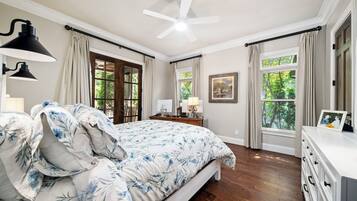6 bedrooms, desk, iron/ironing board, WiFi (free)