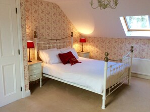 4 عدّة غرف نوم ومكواة/لوح كي وسرير سفر وواي فاي