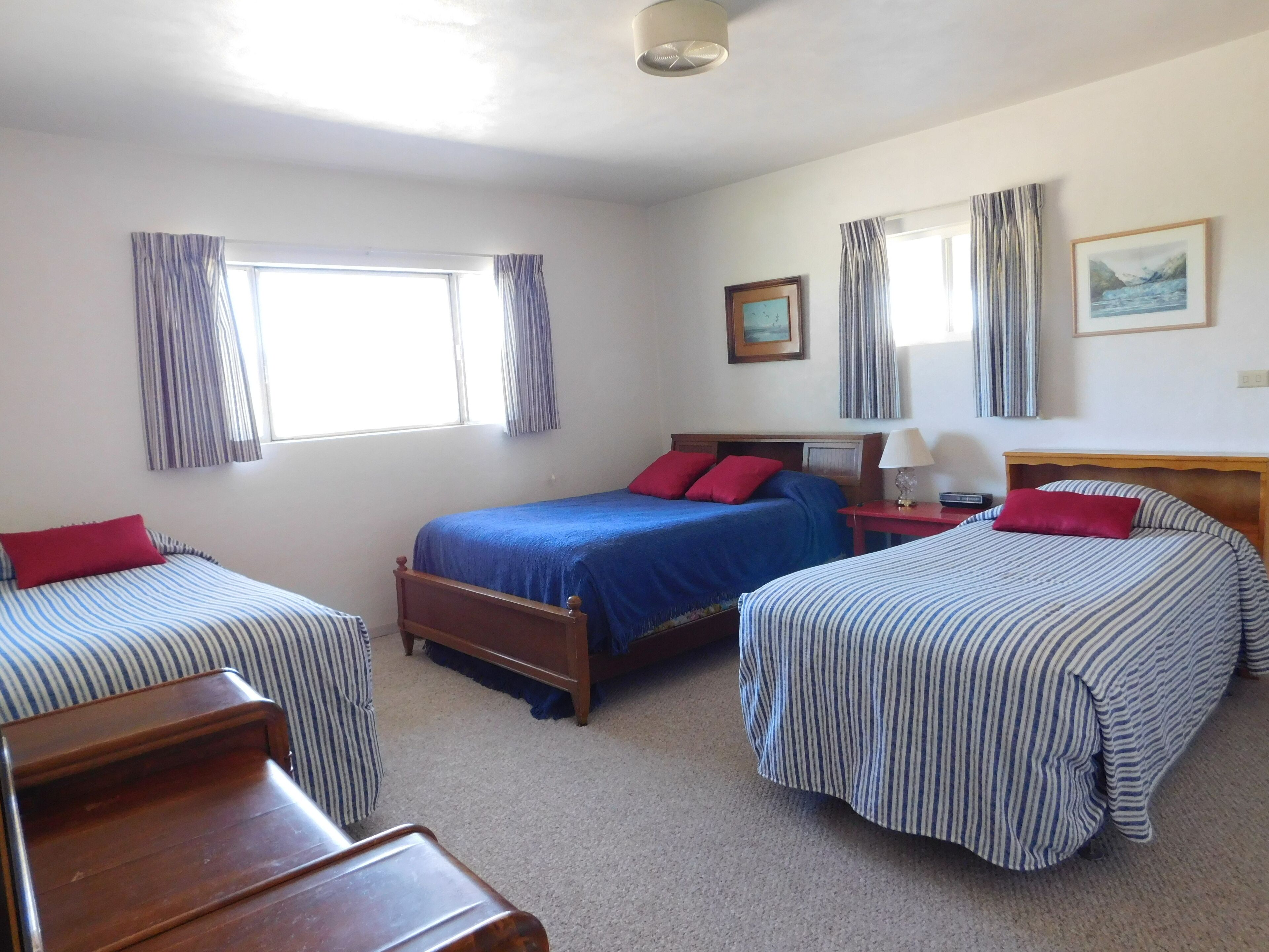 4 عدّة غرف نوم ومكواة/لوح كي وسرير سفر وواي فاي مجانًا