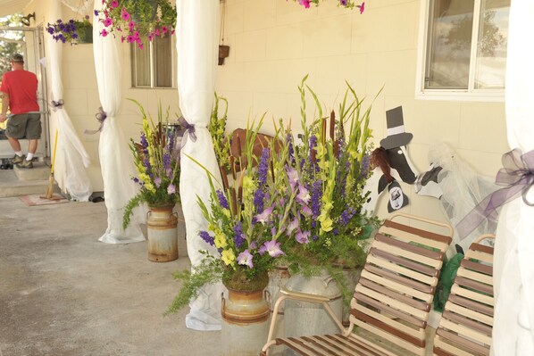 A porch with potted plants and a bench. - Albaugh Ranch Guest House (McArthur)