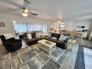 Smart-TV, Kamin, Videospiele, DVD-Player