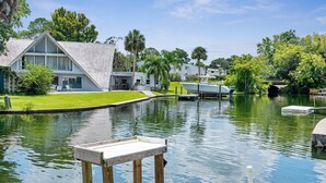 A waterfront property with a large house, a dock, and a boat. - Waterfront in Crystal River! Scalloper's Heaven, Boaters Dream, see manatees (Crystal River)
