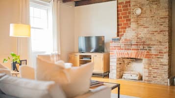 智能電視、書籍、 辦公室