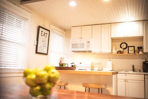 Fridge, microwave, oven, stovetop - The Rodney House (Lewes)
