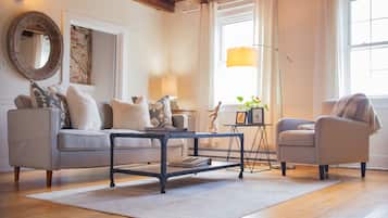 Una Smart TV, libros, una oficina