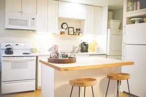 Fridge, microwave, oven, stovetop - The Rodney House (Lewes)