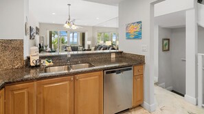 Interior - 405 Mariners Club - 3 bedroom tri-level townhome with view of the oasis pool and the ocean (Key Largo)