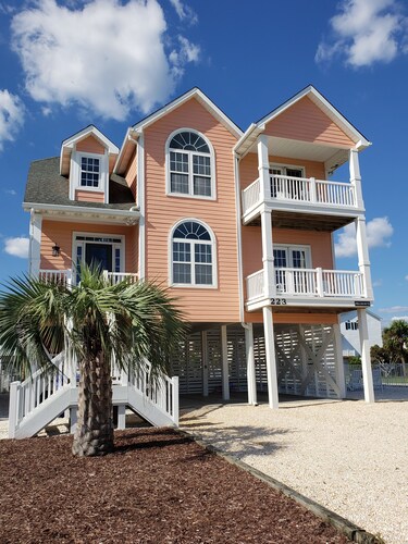 Updated, 4BR, Sleeps 12, Pool, 1 Min Walk to Beach, Highly Rated for Cleanliness