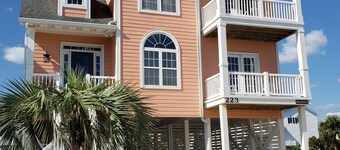 Updated, 4BR, Sleeps 12, Pool, 1 Min Walk to Beach, Highly Rated for Cleanliness
