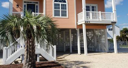 Updated, 4BR, Sleeps 12, Pool, 1 Min Walk to Beach, Highly Rated for Cleanliness