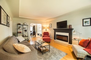 Living area - 438 west 21st · Beautiful 3 BDRM Newly Reno d Home Cambie Area (Vancouver)