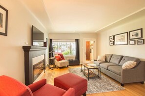 Living area - 438 west 21st · Beautiful 3 BDRM Newly Reno d Home Cambie Area (Vancouver)
