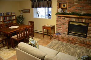 Caminetto, tavolo da ping pong, libri