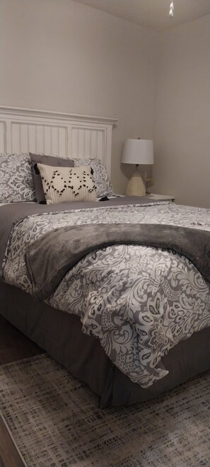 2 عدّة غرف نوم ومكواة/لوح كي وواي فاي مجانًا وملاءات أسرّة