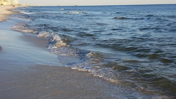 Playa en los alrededores y toallas de playa