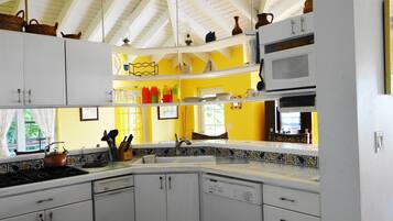 冰箱、微波炉、烤箱、炉灶