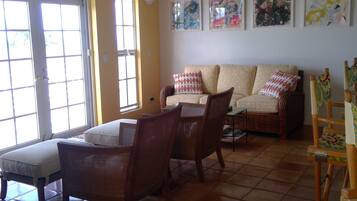 TV connectée, lecteur de DVD, livres, chaßne hi-fi