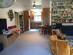 Smart-TV, Kamin, DVD-Player, Bücher