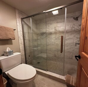 Combined shower/bathtub, hair dryer, towels, soap - 2-Bedroom 3-Full Bath condo, just a short walk to Main Street and Ski Lifts (Breckenridge)