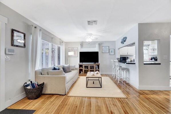 Smart TV, books, stereo, offices