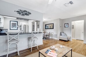 Interior - Cozy SoSo Gem: Steps from the Intracoastal (West Palm Beach)