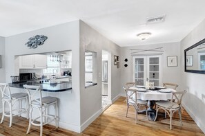 Dining - Cozy SoSo Gem: Steps from the Intracoastal (West Palm Beach)