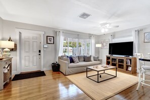 Smart TV, books, stereo, offices