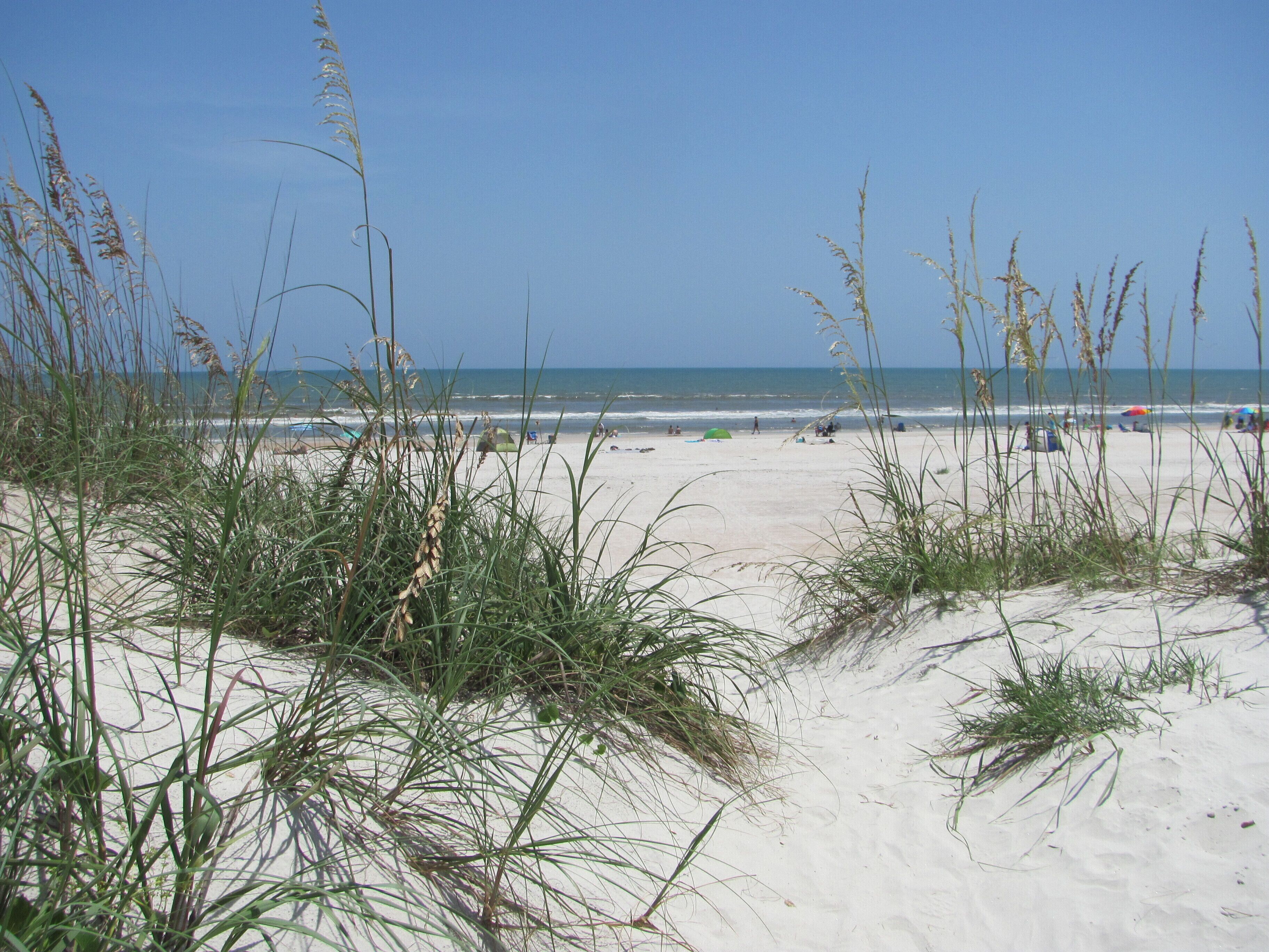 Vlak bij het strand, ligstoelen aan het strand