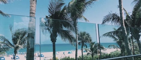 En la playa, camastros y toallas de playa