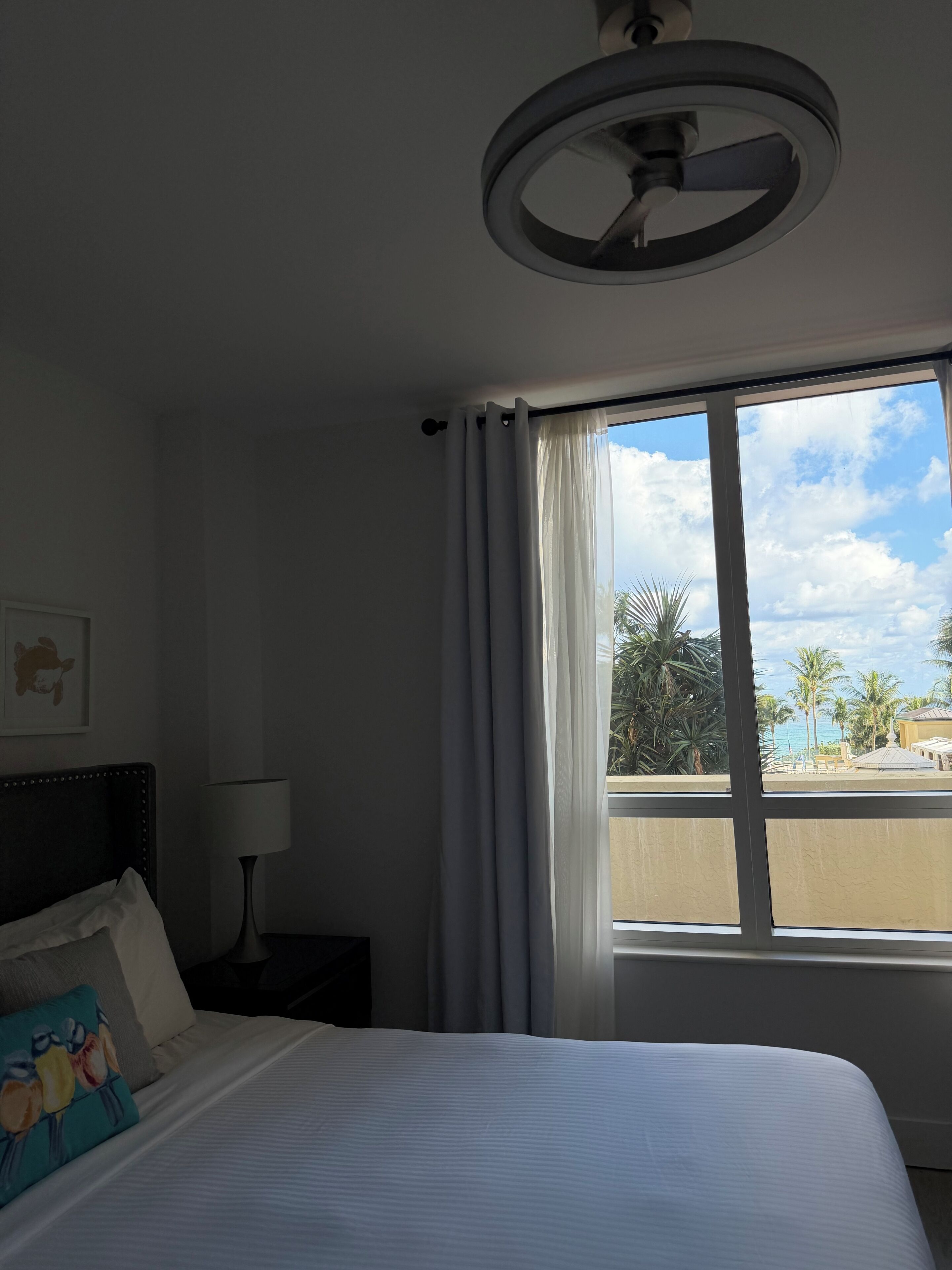 1 chambre, bureau, fer et planche à repasser, lit parapluie